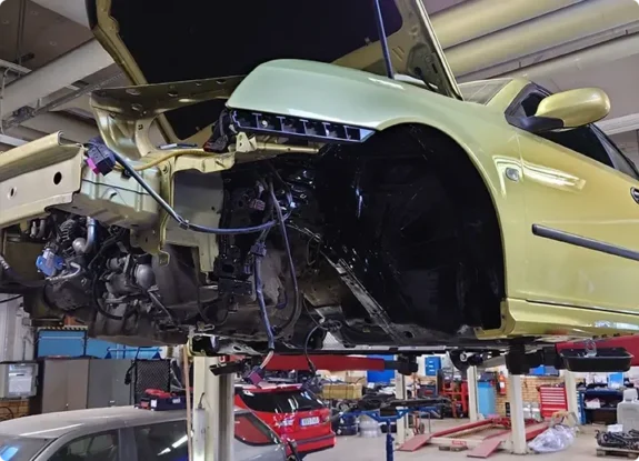 På en Trollhättan bilverkstad genomförs en omfattande reparation av bilens motor och chassi.