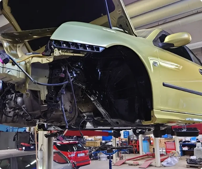 På en Trollhättan bilverkstad genomförs en omfattande reparation av bilens motor och chassi.