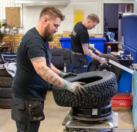 Professionellt däckbyte Trollhättan – bilen får nya däck monterade för optimal vägkontakt och körkomfort.